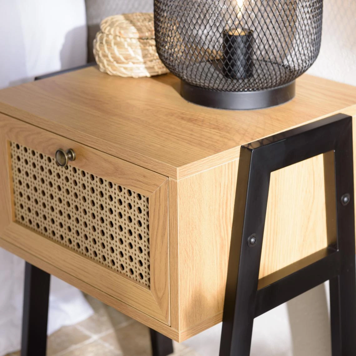 MACABANE Chevet Marron 1 Tiroir Effet Cannage Pieds Inclinés Métal CHARLIE 2 MACABANE Chevet Marron 1 Tiroir Effet Cannage Pieds Inclinés Métal CHARLIE – Image 2